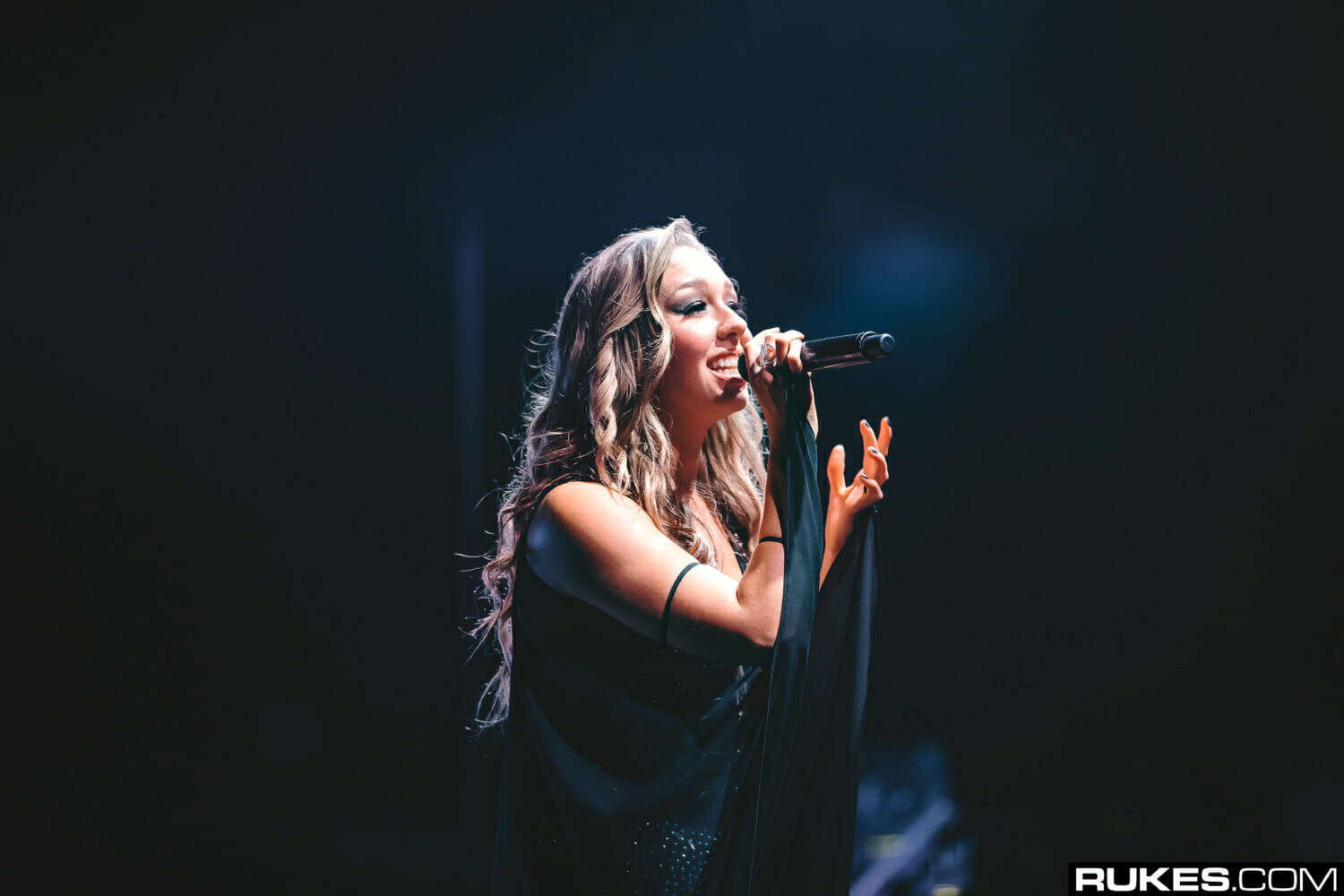 HALIENE teams up with Elephante for cathartic single ‘Hollow’HALIENE Live Photo 12